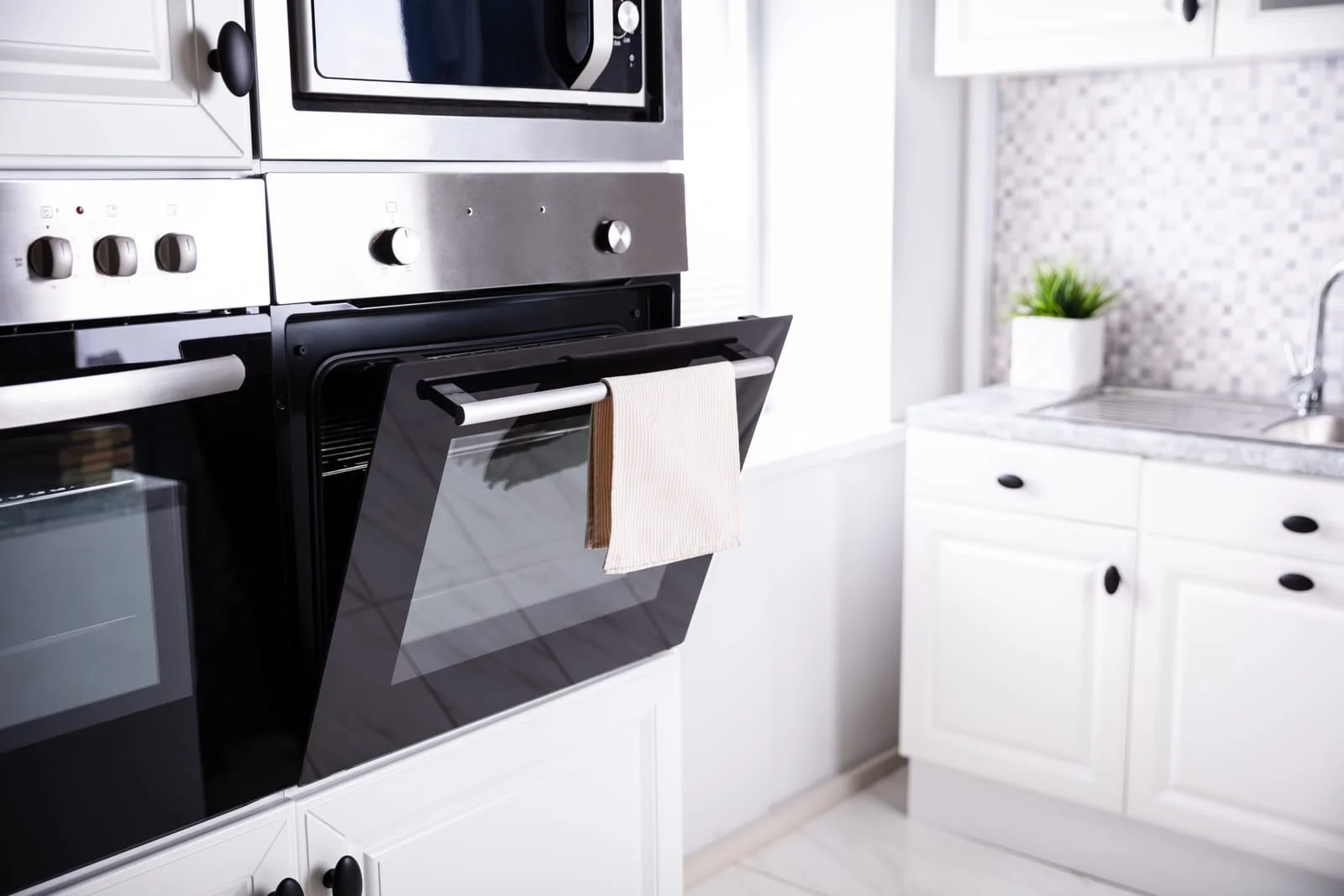 78033570_new-electric-oven-in-kitchen - Appliance Repair Men - Appliance Repair Men Oven